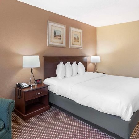 Quality Inn & Suites Bloomington University Area Экстерьер фото