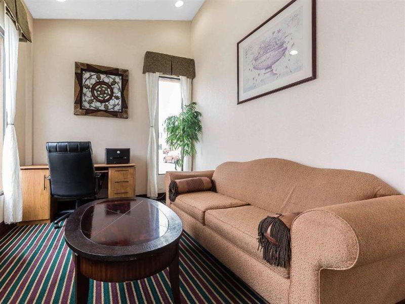 Quality Inn & Suites Bloomington University Area Экстерьер фото
