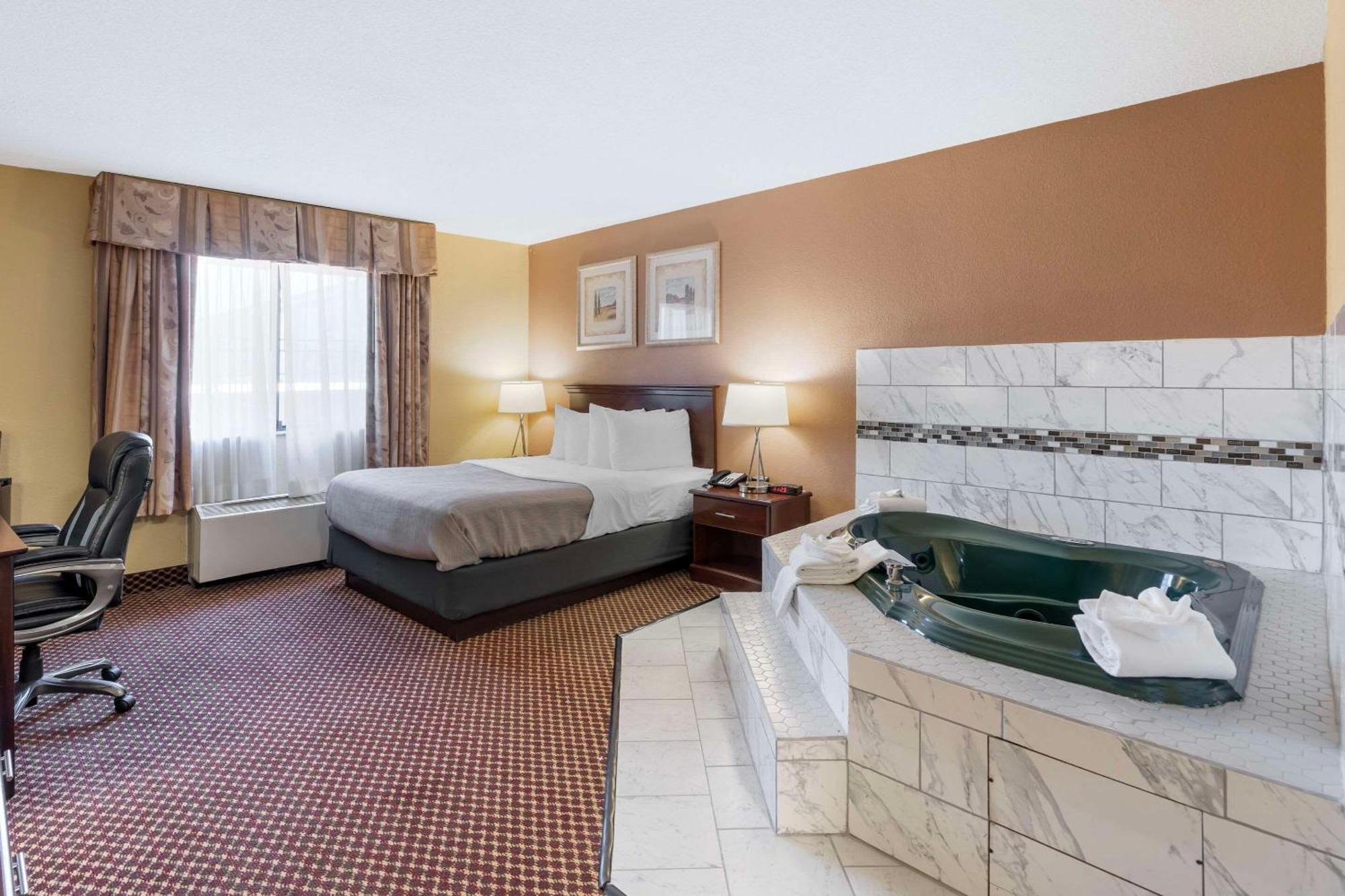 Quality Inn & Suites Bloomington University Area Экстерьер фото