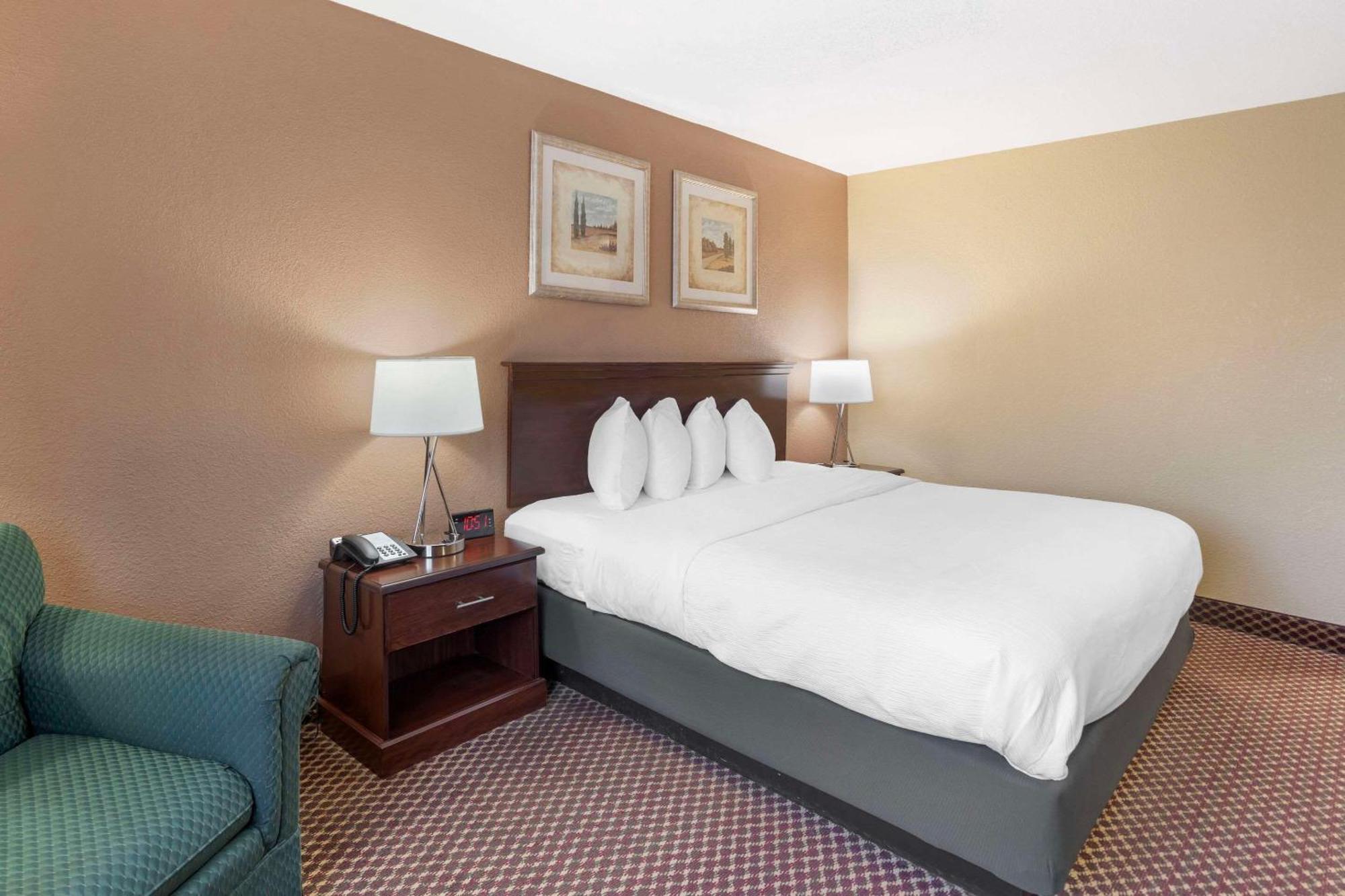 Quality Inn & Suites Bloomington University Area Экстерьер фото