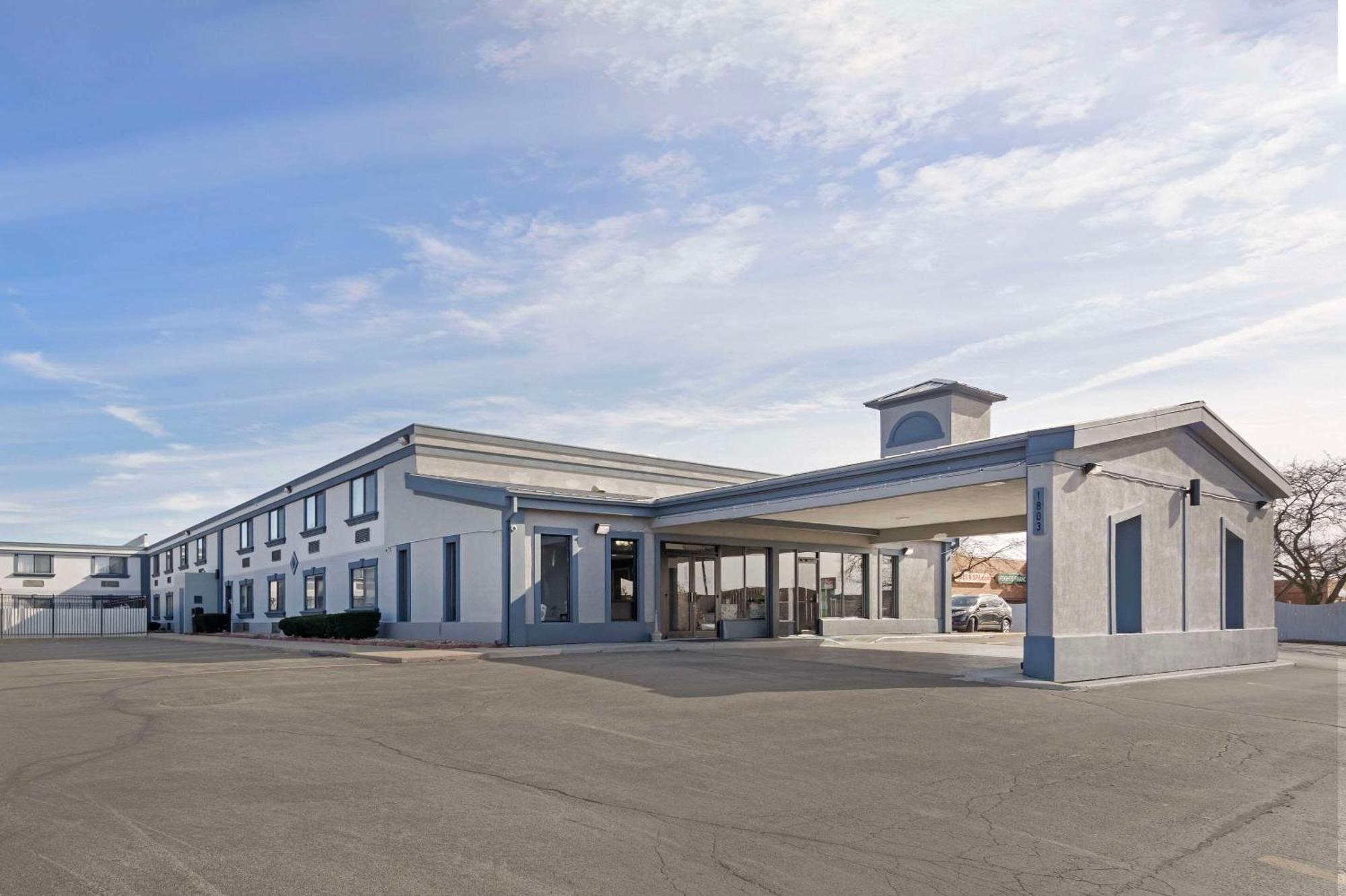 Quality Inn & Suites Bloomington University Area Экстерьер фото