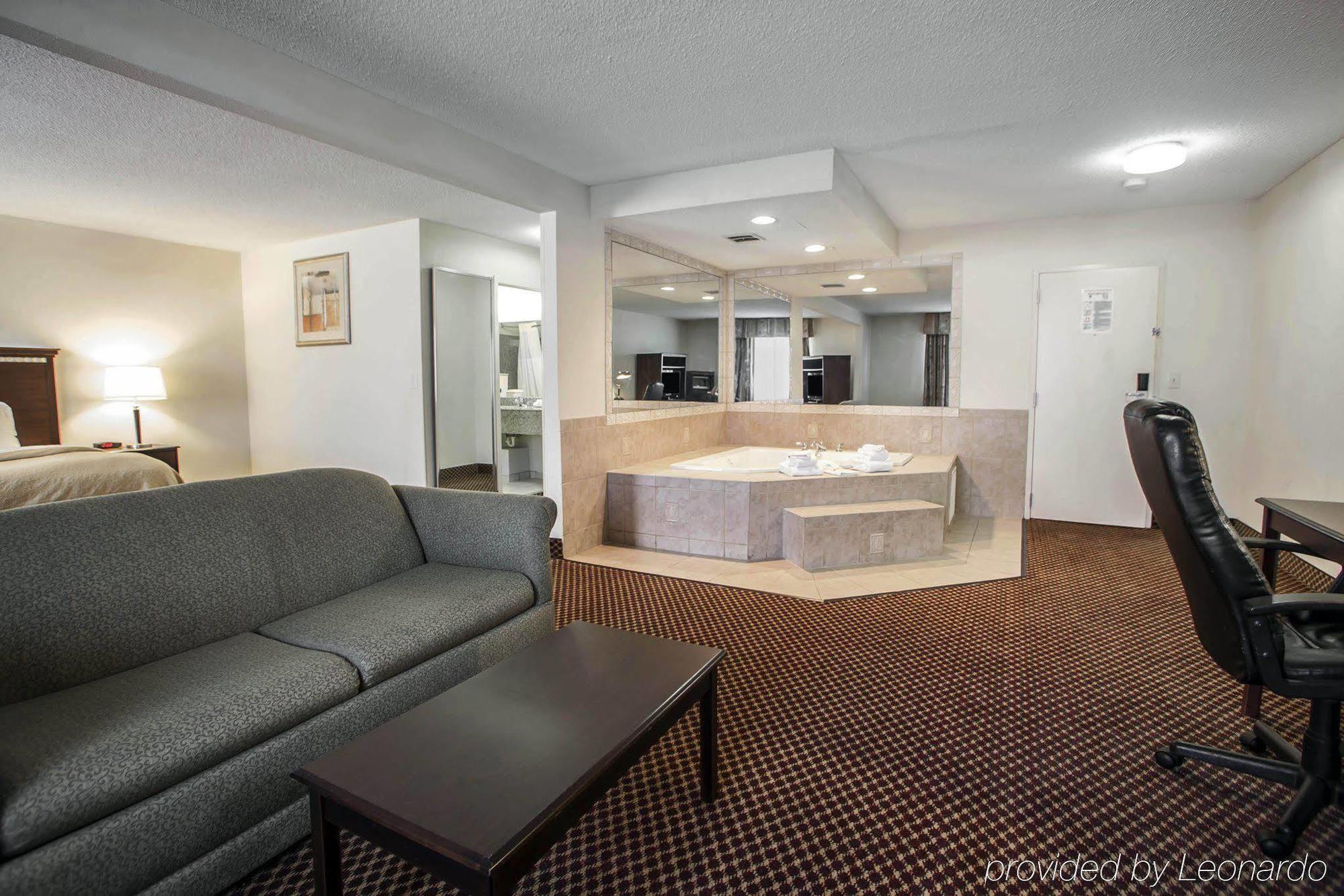 Quality Inn & Suites Bloomington University Area Экстерьер фото